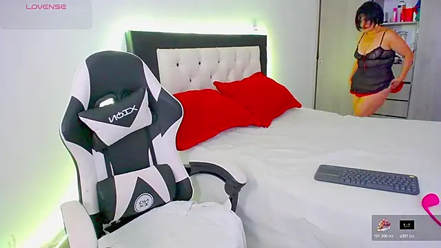 Snapshot of CarolinneFiotti chatting on November 2025 01:22:02 PM CarolinneFiotti online show from November 2025 01:22:02 PM