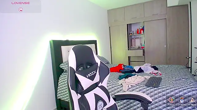 Snapshot of CarolinneFiotti chatting on November 2025 02:28:02 PM CarolinneFiotti online show from November 2025 02:28:02 PM