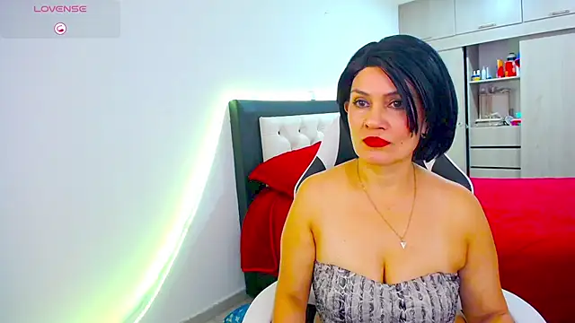 Snapshot of CarolinneFiotti chatting on November 2025 02:52:02 PM CarolinneFiotti online show from November 2025 02:52:02 PM