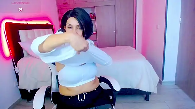 Snapshot of CarolinneFiotti chatting on November 2025 03:59:01 PM CarolinneFiotti online show from November 2025 03:59:01 PM