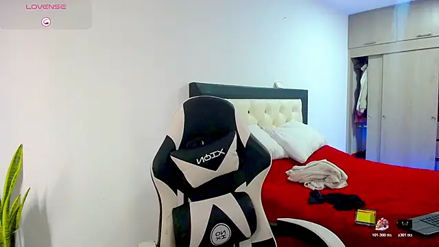 Snapshot of CarolinneFiotti chatting on December 2025 01:42:01 PM CarolinneFiotti online show from December 2025 01:42:01 PM