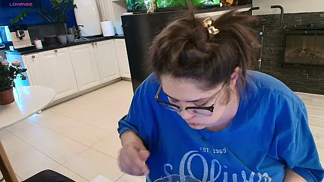 Layla- online show from March 2026 10:22:02 AM