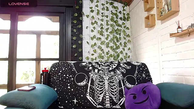 LiraSonnett online show from December 2025 09:09:02 PM