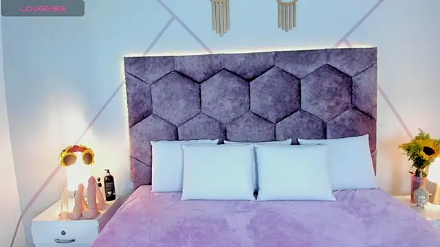 aurora collinss  online show from October 2025 01:28:01 PM