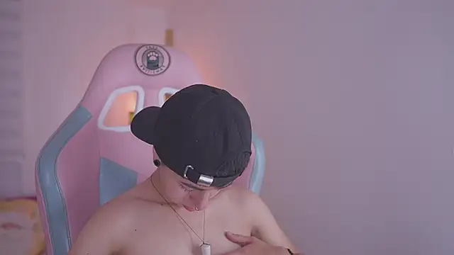 Snapshot of tommy_blue chatting on November 2025 12:27:02 PM tommy blue online show from November 2025 12:27:02 PM