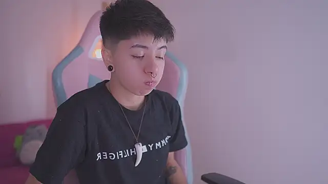 Snapshot of tommy_blue chatting on November 2025 12:49:02 PM tommy blue online show from November 2025 12:49:02 PM