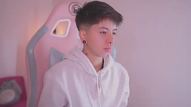 Snapshot of tommy_blue chatting on November 2025 12:17:01 PM tommy blue online show from November 2025 12:17:01 PM