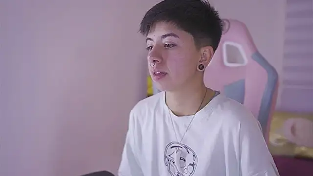 Snapshot of tommy_blue chatting on December 2025 12:58:01 PM tommy blue online show from December 2025 12:58:01 PM