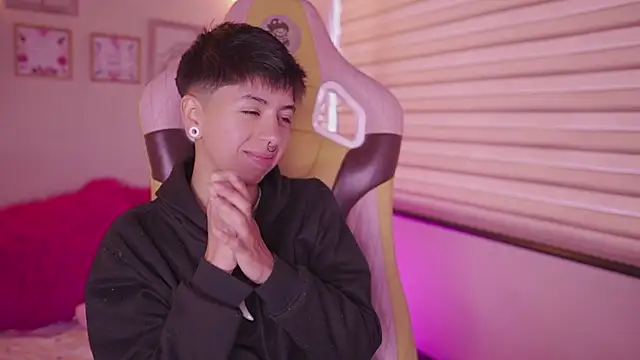 Snapshot of tommy_blue chatting on February 2026 12:34:02 PM tommy blue online show from February 2026 12:34:02 PM