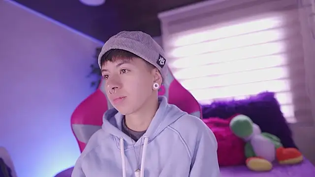 Snapshot of tommy_blue chatting on February 2026 02:07:01 PM tommy blue online show from February 2026 02:07:01 PM