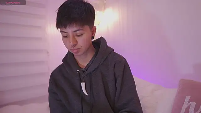 Snapshot of tommy_blue chatting on February 2026 10:08:01 PM tommy blue online show from February 2026 10:08:01 PM