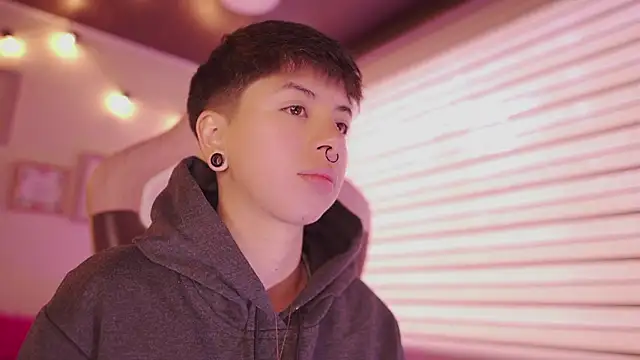 Snapshot of tommy_blue chatting on February 2026 12:48:02 PM tommy blue online show from February 2026 12:48:02 PM