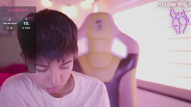 Snapshot of tommy_blue chatting on February 2026 03:01:01 PM tommy blue online show from February 2026 03:01:01 PM