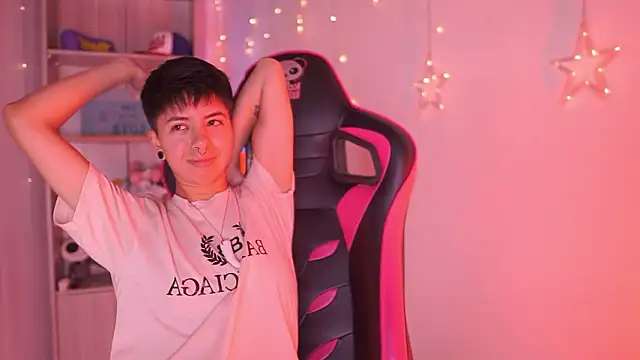 Snapshot of tommy_blue chatting on February 2026 03:07:02 AM tommy blue online show from February 2026 03:07:02 AM