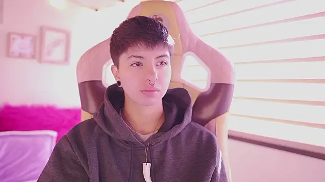 Snapshot of tommy_blue chatting on March 2026 12:44:01 PM tommy blue online show from March 2026 12:44:01 PM