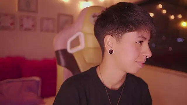 Snapshot of tommy_blue chatting on March 2026 01:56:02 AM tommy blue online show from March 2026 01:56:02 AM