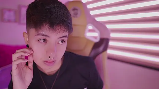 Snapshot of tommy_blue chatting on March 2026 12:55:01 PM tommy blue online show from March 2026 12:55:01 PM