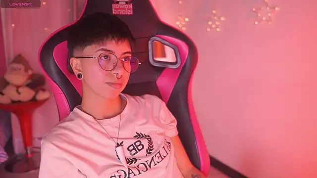 Snapshot of tommy_blue chatting on March 2026 12:34:02 AM tommy blue online show from March 2026 12:34:02 AM