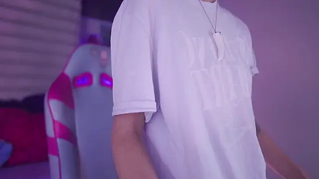 Snapshot of tommy_blue chatting on April 2026 01:17:01 AM tommy blue online show from April 2026 01:17:01 AM