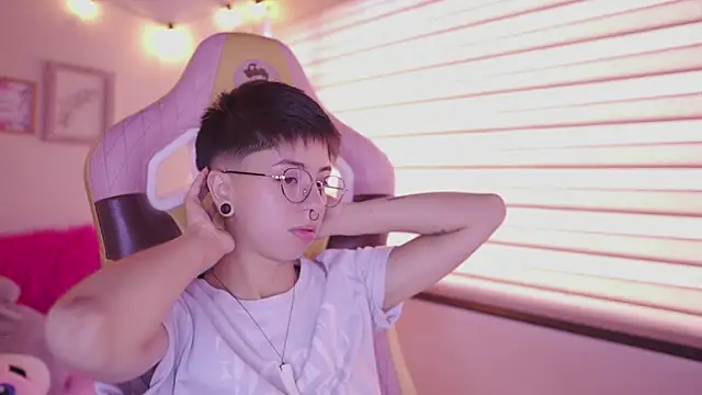 Snapshot of tommy_blue chatting on April 2026 01:41:01 PM tommy blue online show from April 2026 01:41:01 PM