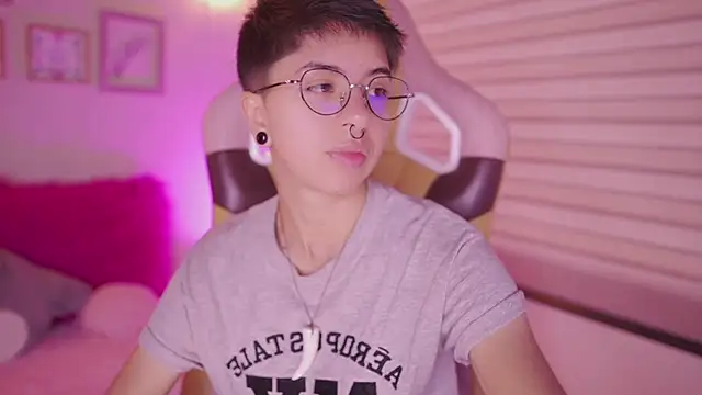 Snapshot of tommy_blue chatting on April 2026 12:39:02 PM tommy blue online show from April 2026 12:39:02 PM