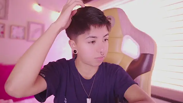 Snapshot of tommy_blue chatting on April 2026 02:17:02 PM tommy blue online show from April 2026 02:17:02 PM