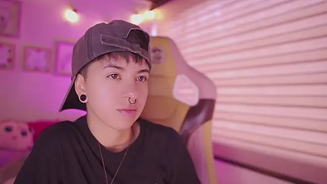 Snapshot of tommy_blue chatting on April 2026 12:49:01 PM tommy blue online show from April 2026 12:49:01 PM