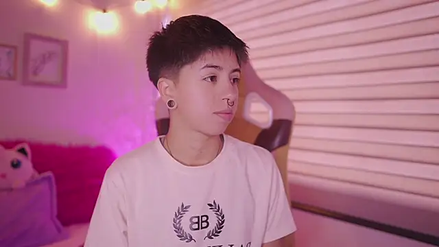 Snapshot of tommy_blue chatting on April 2026 12:32:02 PM tommy blue online show from April 2026 12:32:02 PM