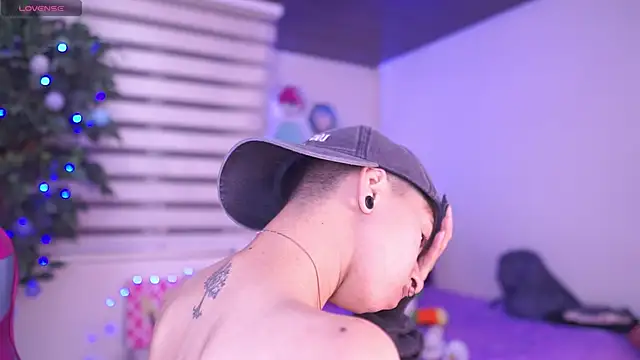 Snapshot of tommy_blue chatting on April 2026 01:22:01 AM tommy blue online show from April 2026 01:22:01 AM