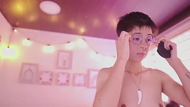 Snapshot of tommy_blue chatting on April 2026 01:49:01 PM tommy blue online show from April 2026 01:49:01 PM