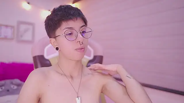 Snapshot of tommy_blue chatting on April 2026 01:54:01 AM tommy blue online show from April 2026 01:54:01 AM