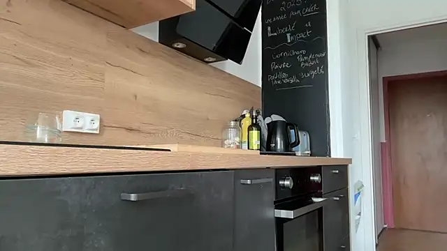 Snapshot of HevaRose chatting on September 2025 10:06:02 AM HevaRose online show from September 2025 10:06:02 AM