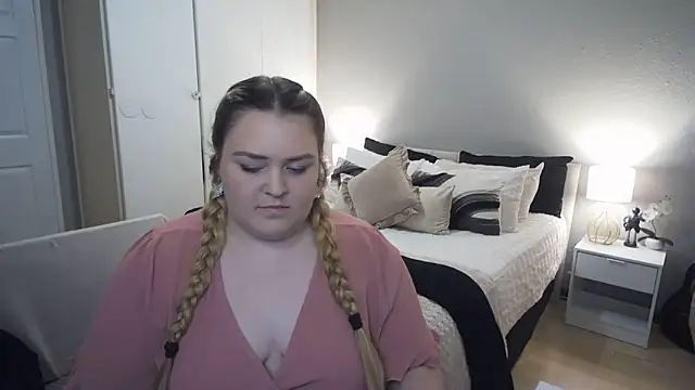 Snapshot of Neytjie chatting on November 2025 06:00:02 PM Neytjie online show from November 2025 06:00:02 PM