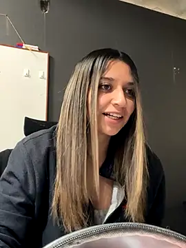 Isabella Varella online show from November 2025 12:37:01 PM