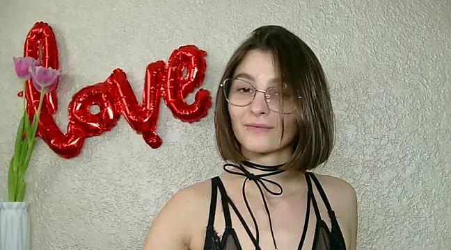 luna Gharming online show from March 2025 12:47:01 PM