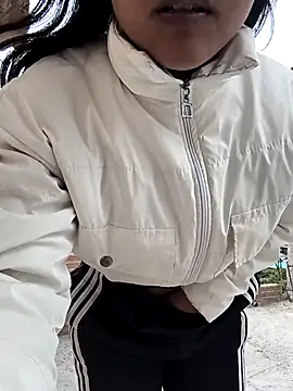 Snapshot of bella_warzon chatting on October 2025 08:07:01 PM bella warzon online show from October 2025 08:07:01 PM