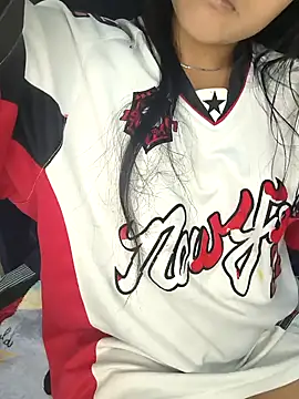 Snapshot of bella_warzon chatting on October 2025 09:37:01 PM bella warzon online show from October 2025 09:37:01 PM