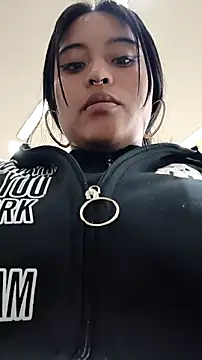 Snapshot of bella_warzon chatting on February 2026 03:40:01 PM bella warzon online show from February 2026 03:40:01 PM