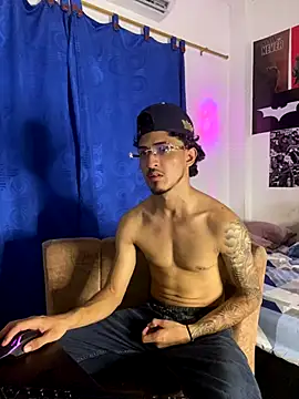 Snapshot of Zayn_kane chatting on December 2025 12:37:02 AM Zayn kane online show from December 2025 12:37:02 AM