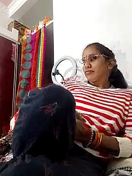 Snapshot of Hotty-Nidhi chatting on December 2025 03:21:02 PM Hotty-Nidhi online show from December 2025 03:21:02 PM