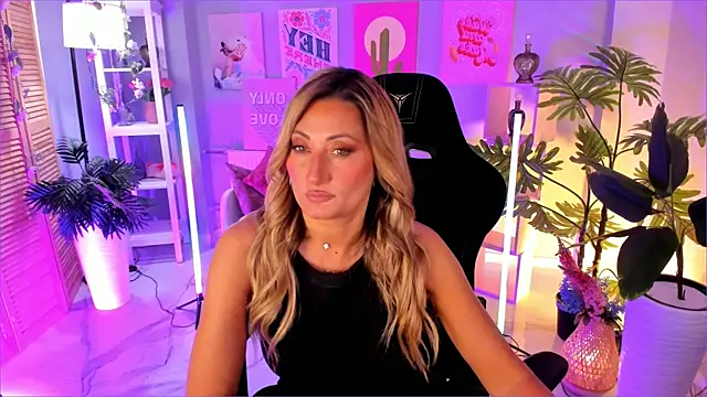 Snapshot of SarahAlluring chatting on September 2025 01:02:01 PM SarahAlluring online show from September 2025 01:02:01 PM