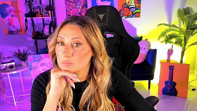 Snapshot of SarahAlluring chatting on October 2025 12:28:01 PM SarahAlluring online show from October 2025 12:28:01 PM