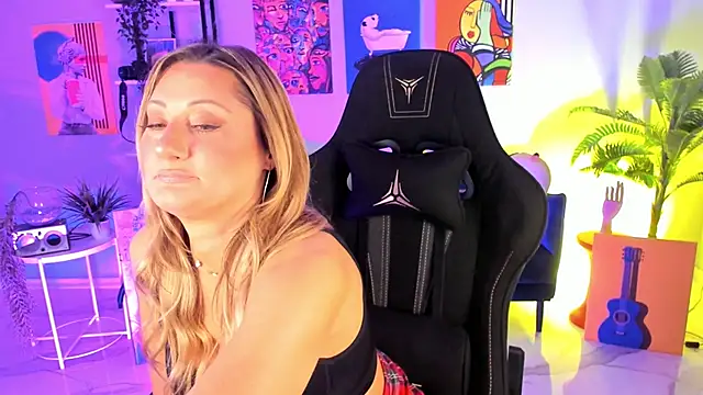 Snapshot of SarahAlluring chatting on November 2025 11:33:01 AM SarahAlluring online show from November 2025 11:33:01 AM