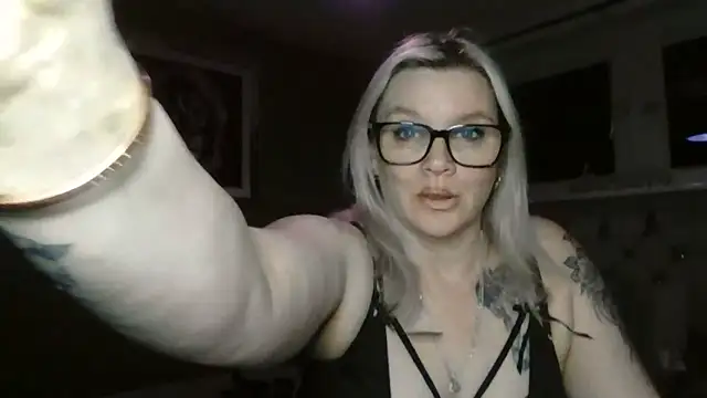 Snapshot of Curvy-Cleo chatting on March 2025 10:16:01 PM Curvy-Cleo online show from March 2025 10:16:01 PM