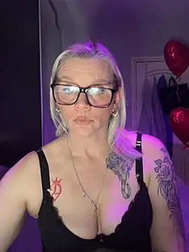 Snapshot of Curvy-Cleo chatting on February 2026 09:44:01 PM Curvy-Cleo online show from February 2026 09:44:01 PM