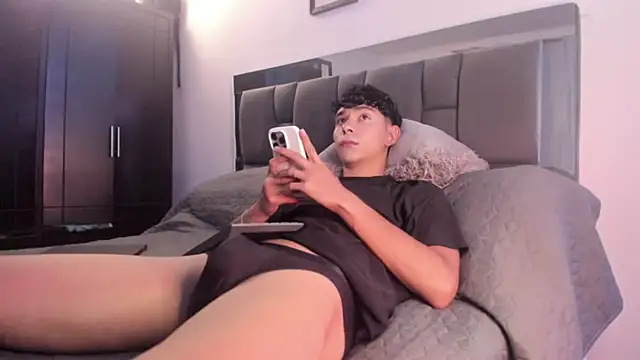 AndresM001 online show from April 2026 09:09:02 PM