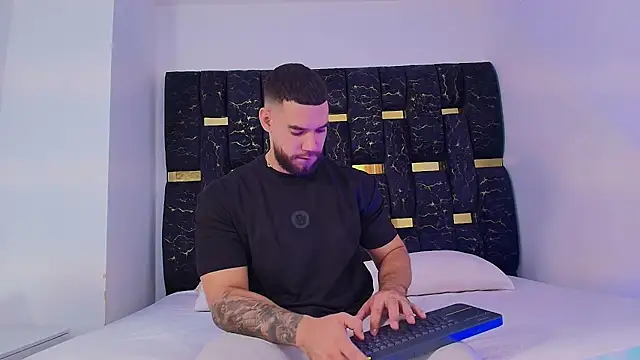 Snapshot of chris_blake__ chatting on November 2025 06:09:02 PM chris blake online show from November 2025 06:09:02 PM