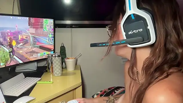 Snapshot of SpaceCowWhore chatting on September 2025 01:11:01 AM SpaceCowWhore online show from September 2025 01:11:01 AM