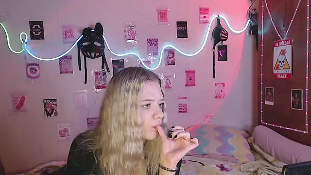 Snapshot of Your_Horny_Friends chatting on September 2025 08:47:01 AM Your Horny Friends online show from September 2025 08:47:01 AM