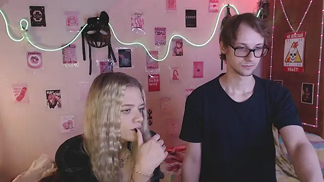 Snapshot of Your_Horny_Friends chatting on September 2025 01:36:02 PM Your Horny Friends online show from September 2025 01:36:02 PM